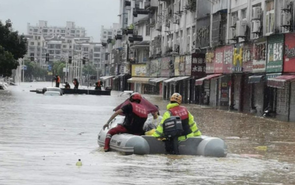 ▲▼高考遇上「河水倒灌」搭船應考　歙縣7成人未抵考場「官方緊急取消考試」。（圖／翻攝央視）