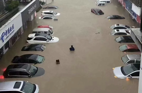 ▲▼高考遇上「河水倒灌」搭船應考　歙縣7成人未抵考場「官方緊急取消考試」。（圖／翻攝央視）