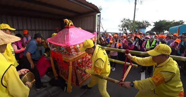 ▲公車站等白沙屯媽祖...阿嬤信徒熱暈！「粉紅超跑」秒開回頭　催淚畫面曝。（圖／白沙屯媽祖網路電視台提供）