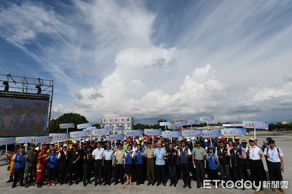 ▲雲林縣政府109年度全民防衛動員暨災害防救（民安6號）演習，模擬武漢肺炎COVID-19通報案例操作移動式負壓隔離艙作業。（圖／記者蔡佩旻翻攝）