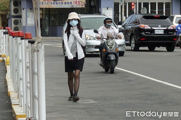 ▲▼     天氣高溫炎熱 民眾須提高警覺自我防護 避免熱傷害        。（圖／記者翁伊森翻攝）