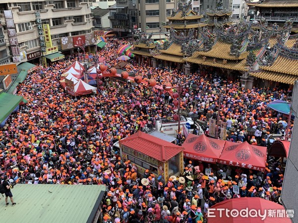 ▲8日上午約10點半白沙屯媽祖鑾轎行三進三退禮後，衝進朝天宮駐駕。（圖／記者蔡佩旻攝）