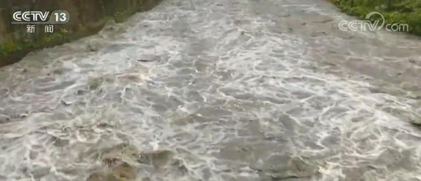 ▲大陸長江2020年第1號洪水通過三峽水庫，削峰率達3成。（圖／翻攝央視）