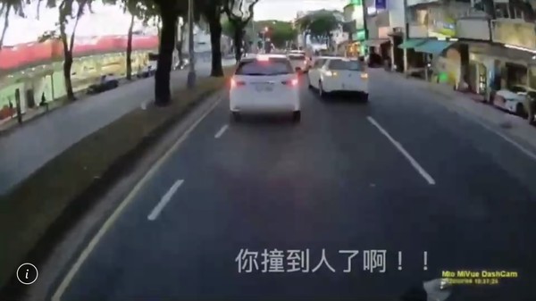 ▲▼   苓雅員警目擊肇逃車禍          。（圖／記者黃子倩翻攝）