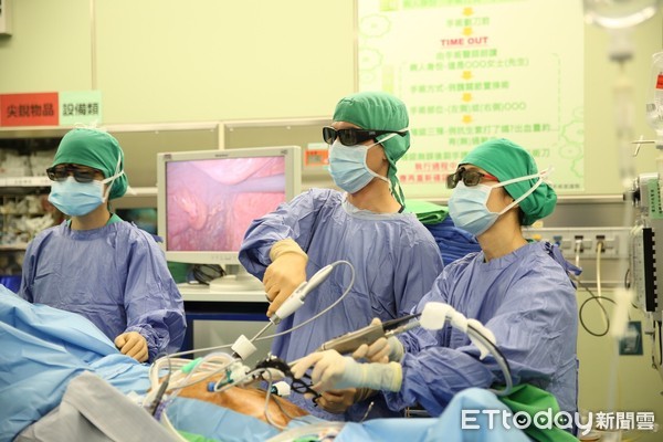 ▲▼大腸直腸外科施廷翰醫師配戴3D偏光眼鏡，為患者進行3D立體腹腔鏡手術切除大腸腫瘤。（圖／慈濟醫學中心提供，下同）