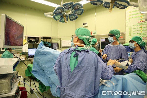 ▲▼大腸直腸外科施廷翰醫師配戴3D偏光眼鏡，為患者進行3D立體腹腔鏡手術切除大腸腫瘤。（圖／慈濟醫學中心提供，下同）