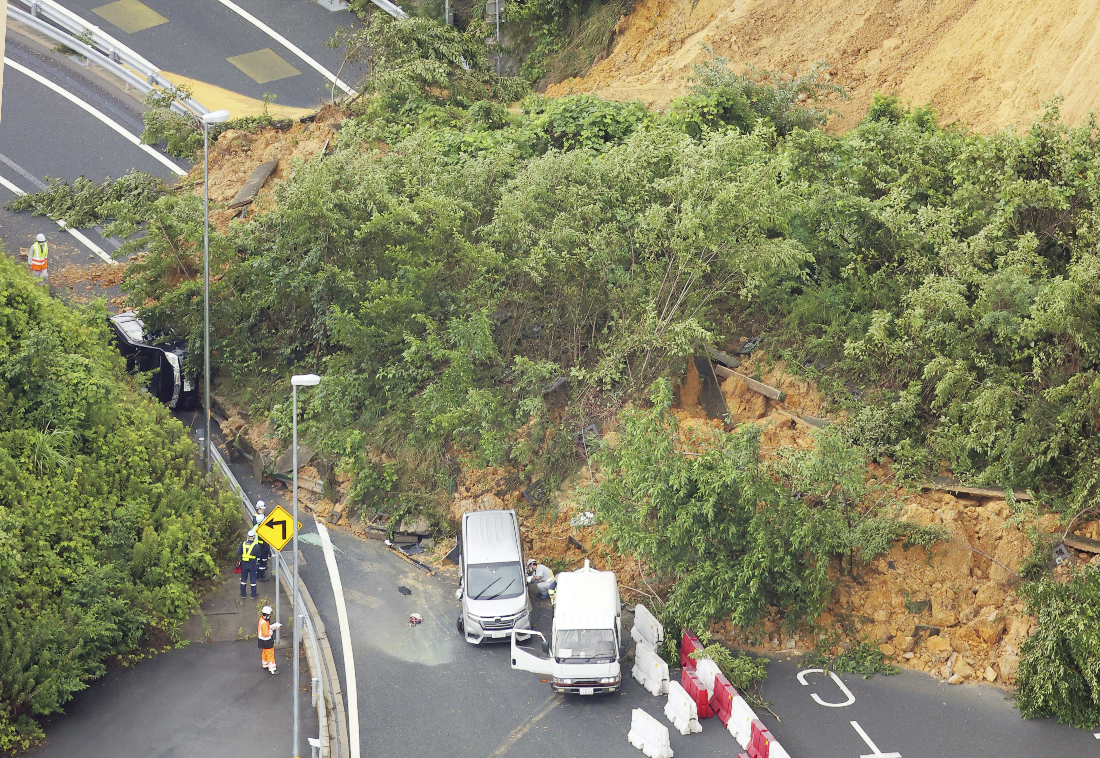 ▲▼ 日本京都國道收費站前發生土石坍方。（圖／達志影像／美聯社）