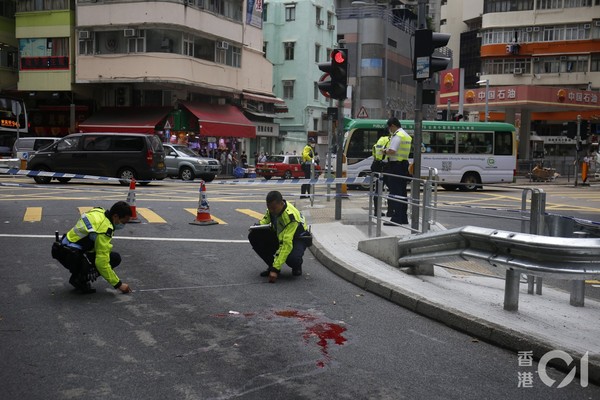 ▲香港奪命車禍，現場留下大片血跡。（圖／香港01授權提供，請勿隨意翻攝，以免侵權）
