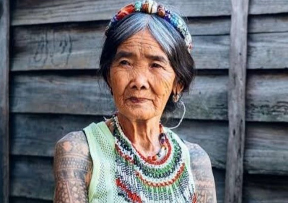 ▲菲律賓103歲傳統刺青師。（圖／翻攝自Facebook／Whang Od）