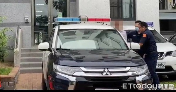 ▲李姓男子與違停車主發生糾紛，永康警方到場依法造發違停，惟李男拒不讓車主離去，並不聽員警制止及咆哮行為被警當場依強制罪嫌現行犯逮捕。（圖／記者林悅翻攝，下同）