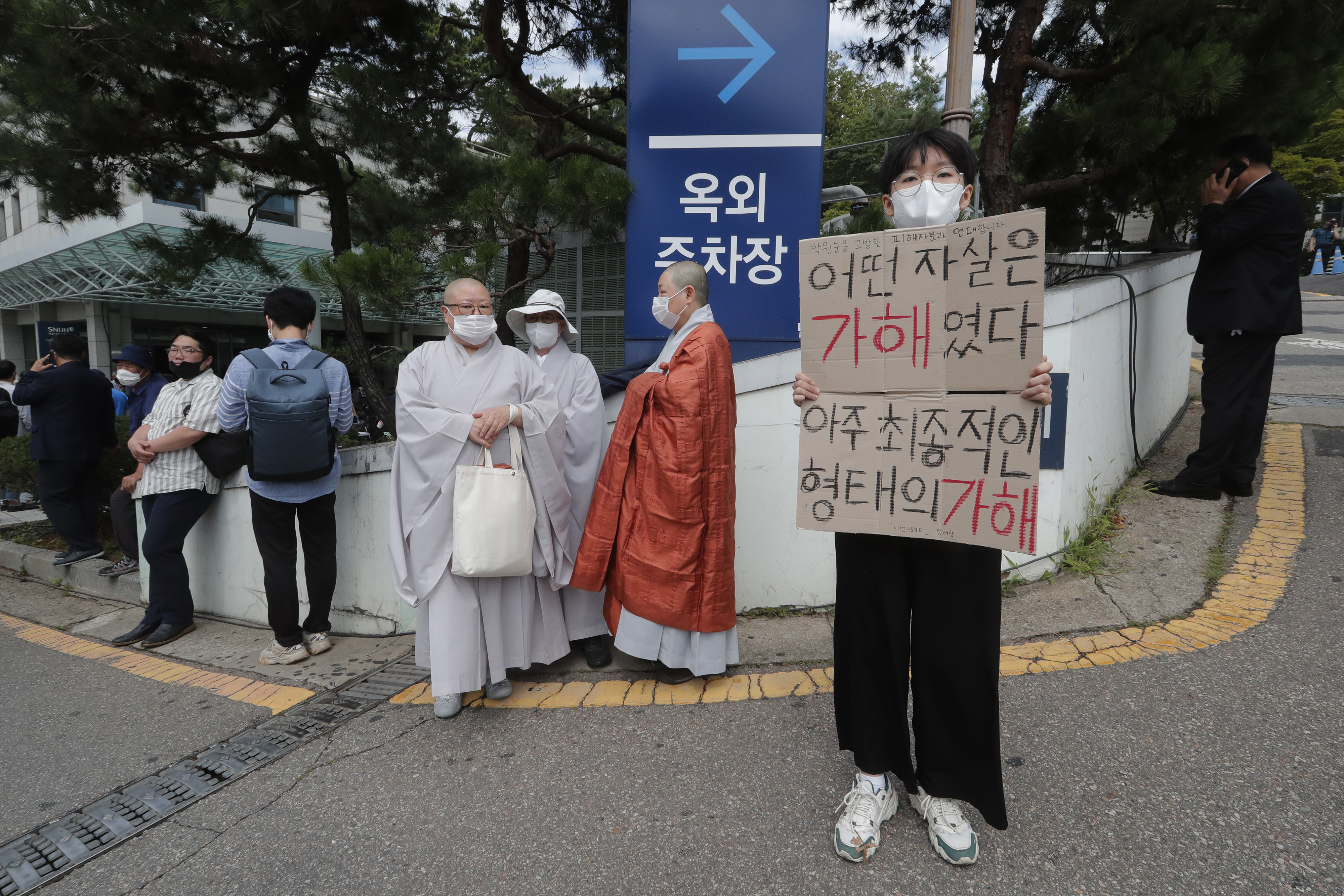 ▲▼市民在首爾大學醫院前舉牌抗議，認為朴元淳的輕生，對性騷被害者而言是二度傷害。（圖／達志影像）