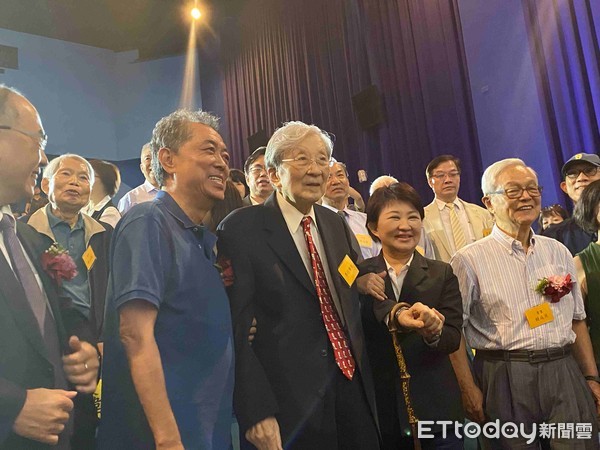 ▲▼李行90歲耆壽，與導演朱延平、台中市長盧秀燕合照。（圖／記者洪文攝）
