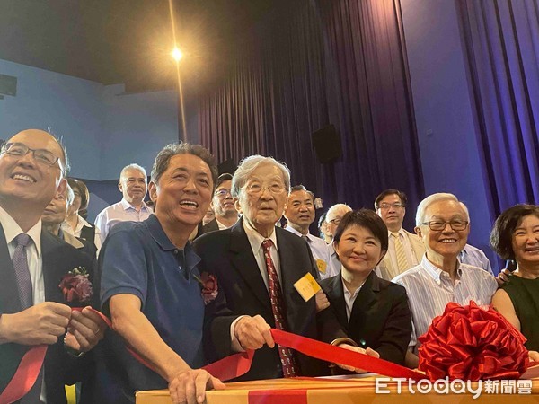 ▲▼李行90歲耆壽，與導演朱延平、台中市長盧秀燕合照。（圖／記者洪文攝）