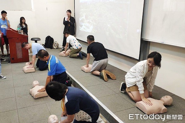 ▲「防災士」認證，過程中教導急救技術訓練。（圖／中央大學提供）