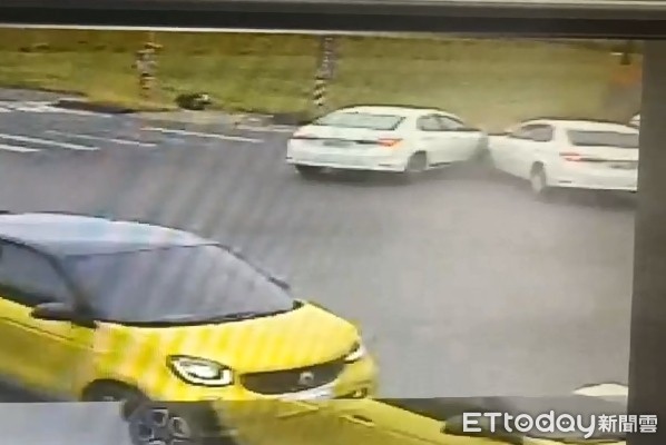 ▲兩車碰撞影像曝光，一模一樣的車款撞擊瞬間宛如「鏡像效果」。（圖／記者蔡佩旻翻攝）