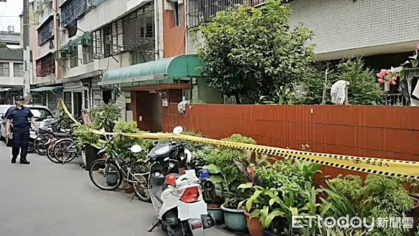 ▲桃園市古姓男子去年9月持刀砍死陳男案，警方封鎖現場採證。（資料照／記者沈繼昌翻攝）