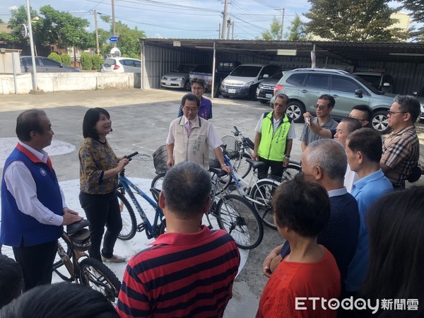 ▲台南市警麻豆分局舉辦「輕騎鳳林遊公益腳踏車免費借用站」活動，邀請了黃偉哲市長夫人劉育菁老師等人啟用。（圖／記者林悅翻攝，下同）