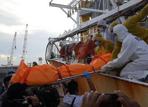 ▲▼印尼海警查扣中國漁船發現竟藏屍體。（圖／翻攝自demokrasi）