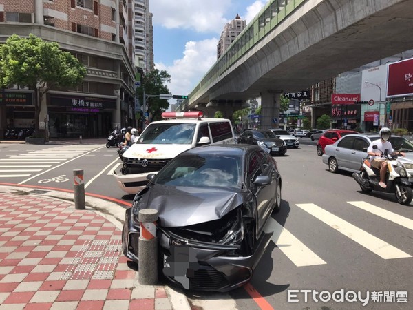 ▲▼民間救護車經過路口與對向迴轉小客車碰撞。（圖／民眾提供）