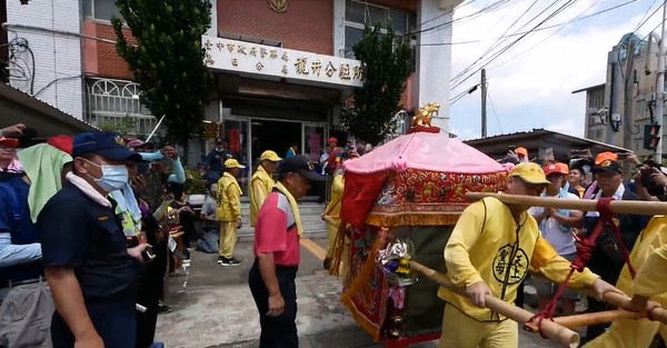 ▲白沙屯媽祖鑾轎停駕於清水警分局龍井派出所。（圖／擷取臉書粉絲專頁白沙屯拱天宮）