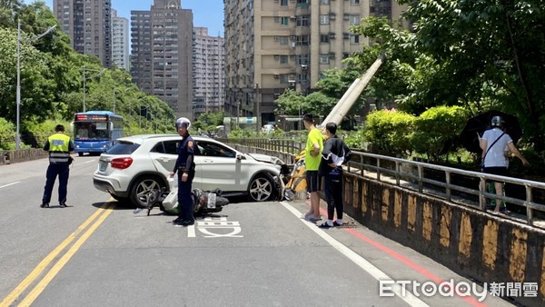 ▲ 賓士撞斷電桿鋼筋裸露...車引擎蓋未凹陷 基隆警大讚：車頭鋼板真硬。（圖／記者郭世賢翻攝）