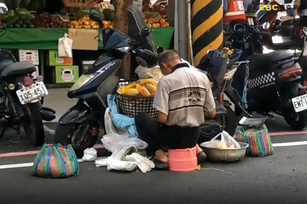 ▲▼80歲芒果爺爺現身「要500元我沒給」遭砸頭！攤商曝當地潛規則　兇手是他。（圖／東森新聞）