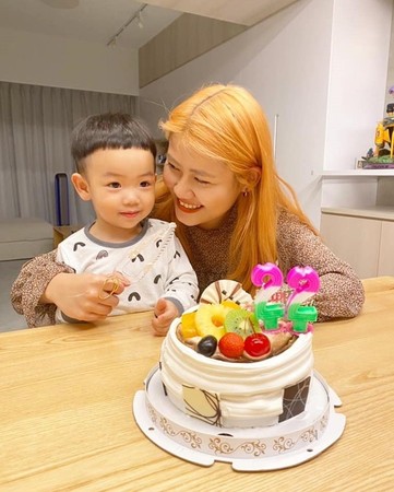 ▲蔡阿嘎堂妹大學畢業「夢幻職業曝光」。（圖／翻攝自Facebook／嘎嫂二伯）