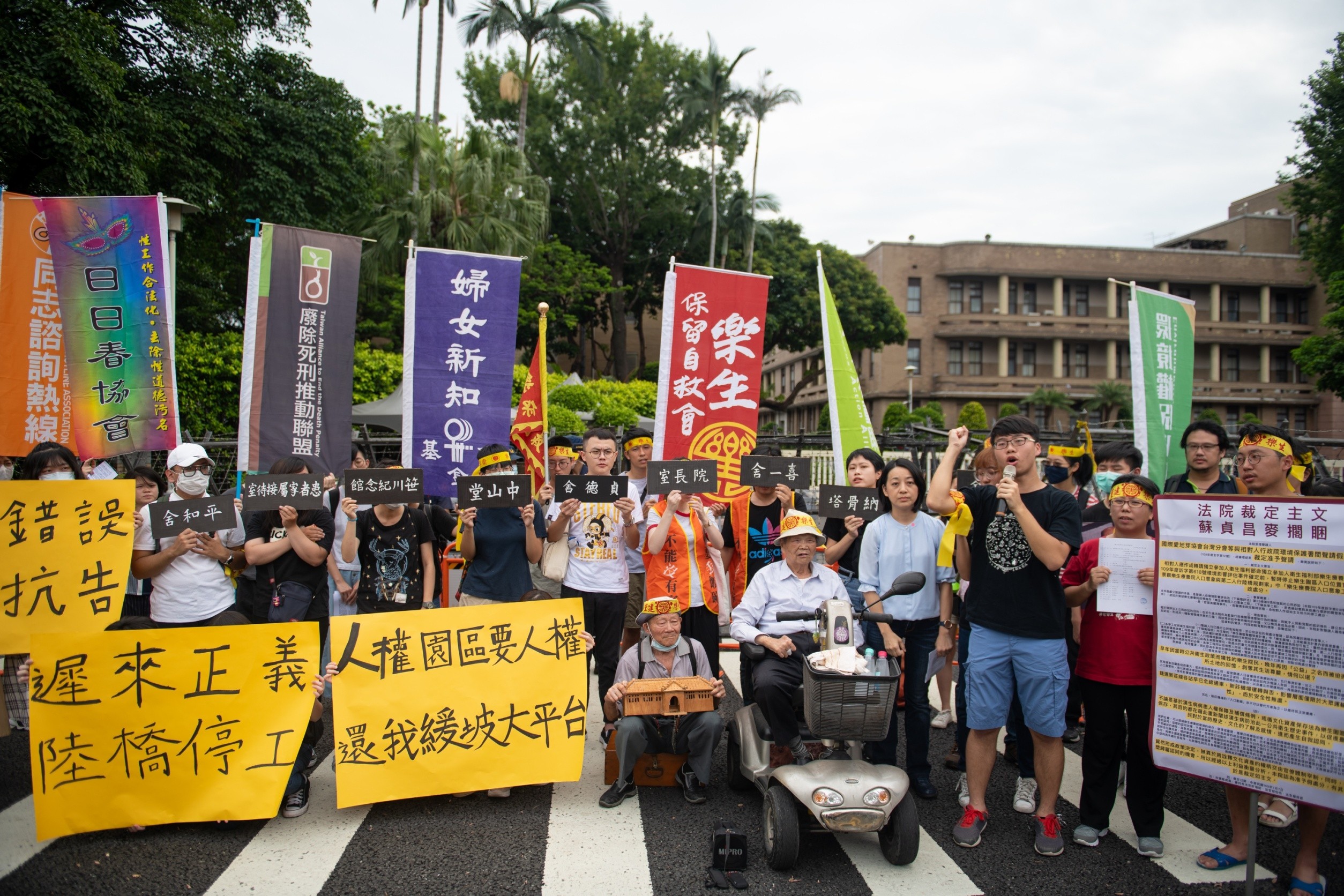 ▲▼樂生園區不甩法院暫時停工裁定，民團將「六步一跪」繞行衛福部抗議。（圖／樂生保留自救會提供）