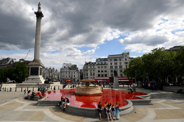 ▲▼「動物反叛」（Animal Rebellion）團體染紅倫敦特拉法加廣場（Trafalgar Square）噴水池。（圖／路透）