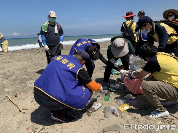 ▲海巡署南部分署第六岸巡隊會同佛光山屏東講堂在車城海灘舉辦「淨灘環保愛地球活動」            。（圖／記者陳崑福翻攝）