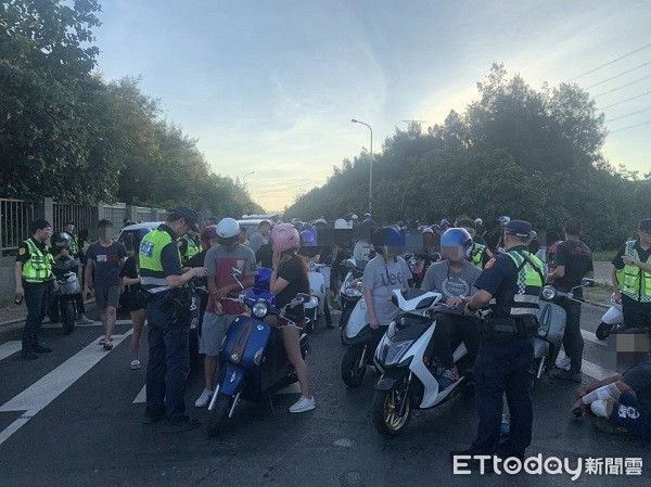 ▲警方凌晨在重要路口執行防制危險駕車勤務。（圖／大園警分局提供）