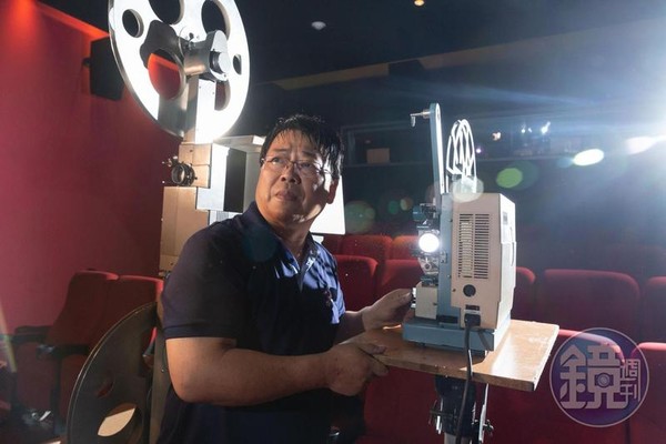 入行半世紀的江泰暾是台灣少數能放映數位與膠卷電影的放映專家。