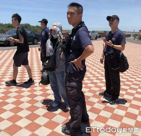 ▲台南市警、消人員在台南鹿耳門溪出海口一帶，尋找失蹤王女的下落。（圖／記者林悅翻攝，下同）