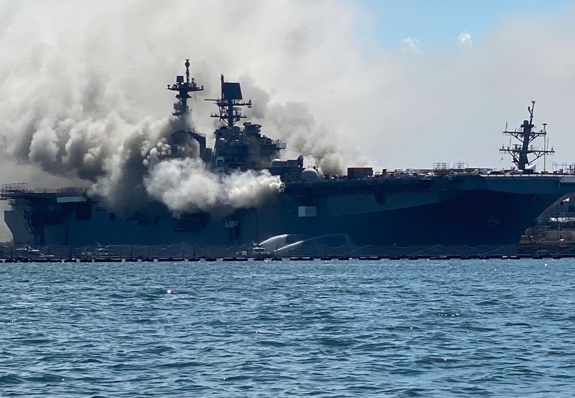 ▲▼停泊聖迭戈兩棲攻擊艦起火　至少18名水兵受傷。（圖／翻攝自推特「@NavyLookout」）