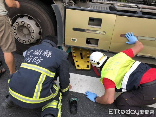 ▲▼警消搶救車禍陷入砂石車車底，全身多處骨折的自行車女騎士。（圖／記者游芳男翻攝，下同）