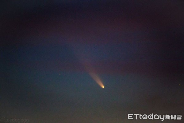 ▲▼透過相機鏡頭捕捉到彗星長長的彗尾，相當難得。（圖／網路翻攝，下同）