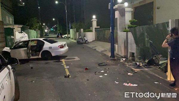 ▲▼張姓男子無照駕車跑給警追，最後自撞導致車上4人輕傷送醫。（圖／記者游宗樺攝）