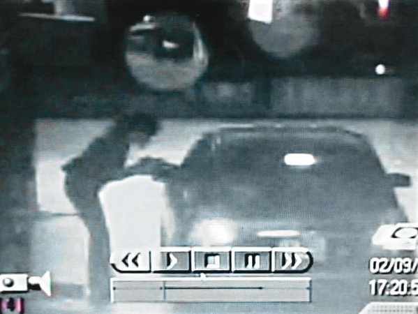 凶手開車將女學生載到汽車旅館，影像被監視器拍下。（翻攝畫面）