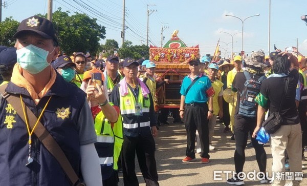 ▲▼白沙屯媽祖在秋茂園換轎後，由8人大轎風風光光的返回拱天宮；跟隨的信眾也將通霄鎮擠得水洩不通。（圖／記者黃孟珍翻攝）