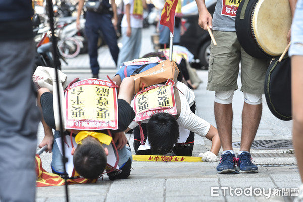 ▲▼樂生保留自救會和青年樂生聯盟發起六步一跪行動,要求衛福部放棄抗告、承認錯誤,並以緩坡大平台方案取代爭議連連的懸空陸橋入口。（圖／記者李毓康攝）