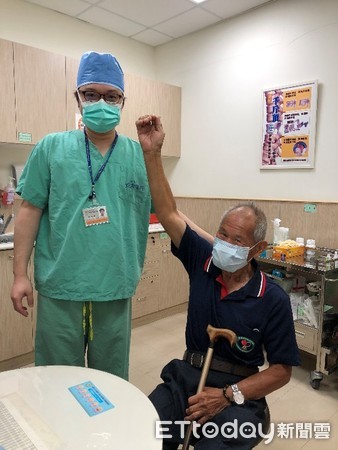 ▲81歲田姓阿公在台南市立安南醫院骨科許惟傑醫師協助，以新式微創關節鏡手術，讓旋轉肌破裂的阿公，能重新振臂揮舞人生。（圖／記者林悅翻攝，下同）