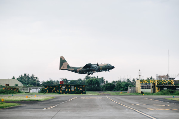 ▲▼空軍C－130運輸機，將相關人、裝載送至指定地點。（圖／記者陶本和攝）