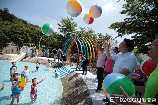 ▲ 基隆暖暖親水公園18日起開放！當地幼兒園搶先體驗 林右昌邀大家來消暑。（圖／基隆市政府提供）