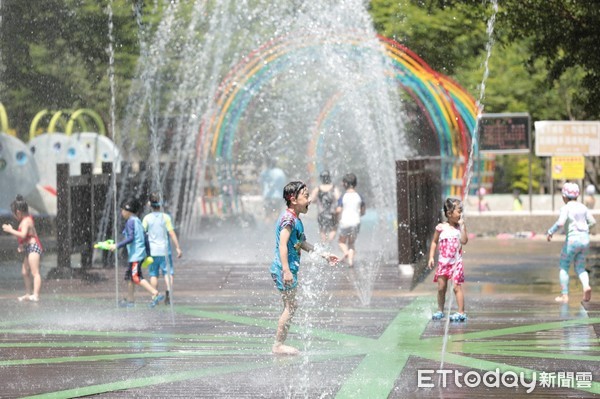 ▲ 基隆暖暖親水公園18日起開放！當地幼兒園搶先體驗 林右昌邀大家來消暑。（圖／基隆市政府提供）