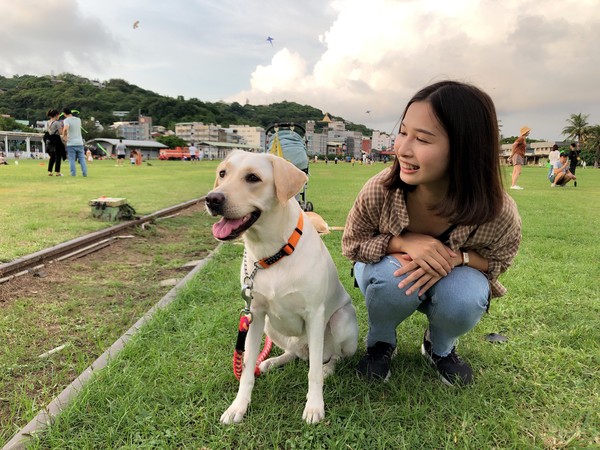 ▲▼小港正妹女警助老伯           。（圖／記者黃子倩翻攝）