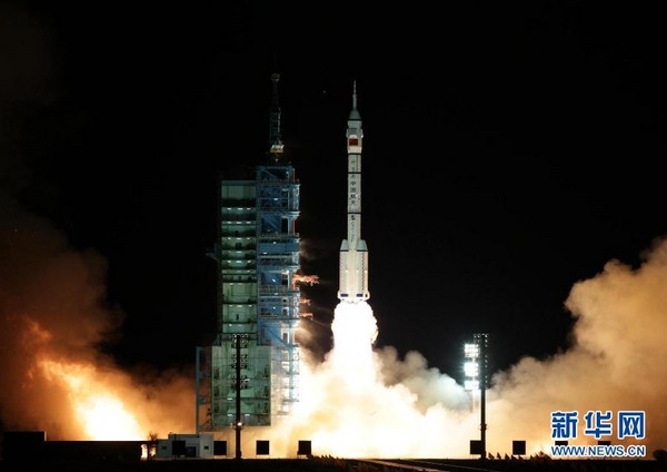 中國「神舟八號」太空船1日清晨成功發射升空。(圖／新華網)