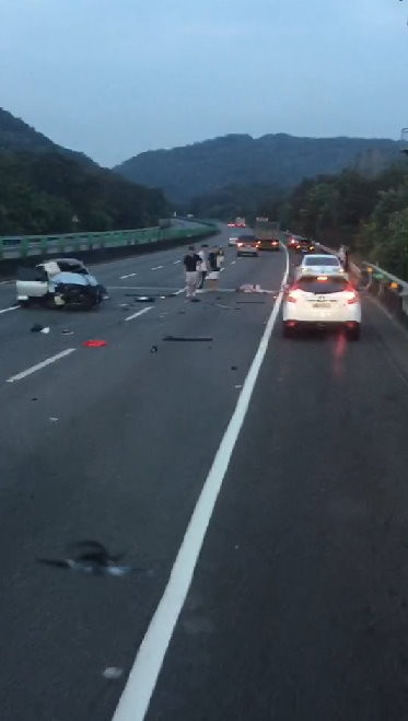 快訊／國道3號車禍「內褲女倒地」　3人未繫安全帶2人彈飛、1人自行爬出。（圖／突發中心翻攝）