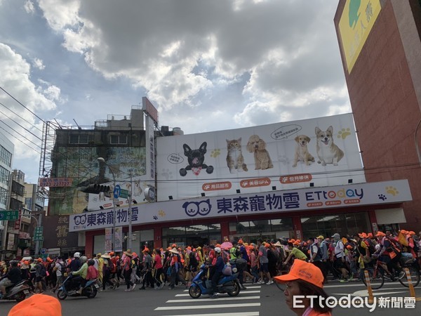 ▲▼白沙屯媽祖遶境經過寵物雲彰化中山店，店家貼心準備茶水、椅子讓信眾進店吹冷氣歇息。（圖／記者黃巧雯攝）