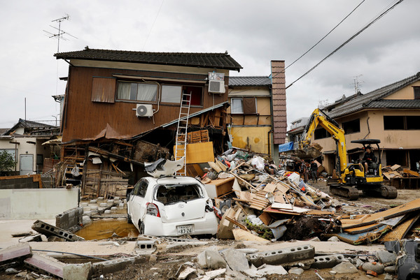 ▲▼日本九州人吉市一處房屋遭大雨引發洪水沖毀。（圖／路透）