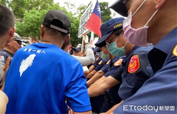 ▲▼立法院外陳抗民眾搶記者相機刪照片。（圖／記者羅婉庭攝）